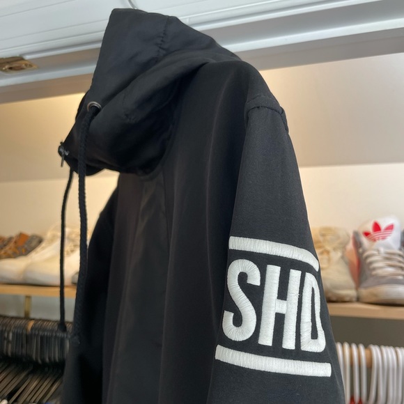 Unleashed Windbreaker - Picture 3 of 6